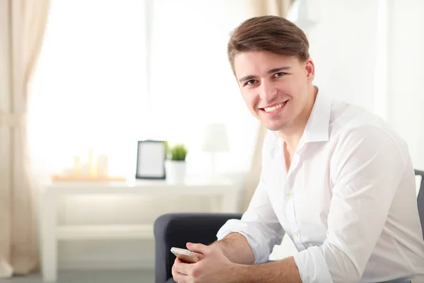 Young businessman working in office, sitting at desk — Stock Photo, Image