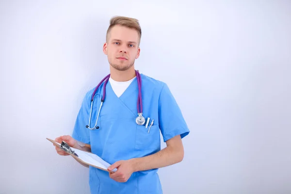 Man arts staat met map, geïsoleerd op witte achtergrond — Stockfoto