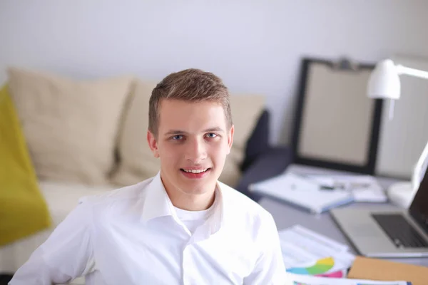 Jungunternehmer arbeitet im Büro, sitzt am Schreibtisch — Stockfoto