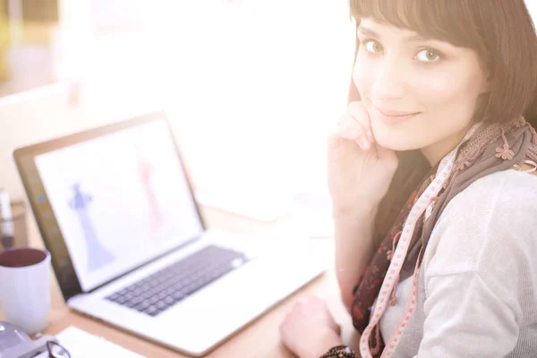 Portret van een aantrekkelijke vrouwelijke modeontwerper aan het bureau — Stockfoto