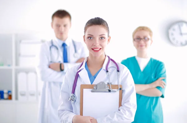 Femme médecin debout avec dossier à l'hôpital. Femme médecin — Photo