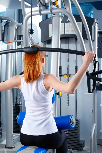 Schöne Mädchen in der Turnhalle, die auf Turnschuhen trainiert. schönes Mädchen — Stockfoto