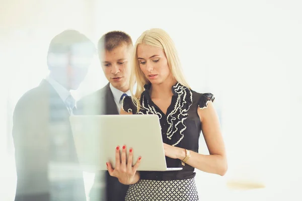 Mujer de negocios de pie en primer plano en la oficina  . — Foto de Stock