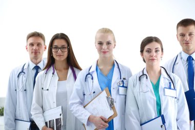 Grup gülümseyen hastane iş arkadaşlarınızla birlikte ayakta başkanı portresi. Doktorlar