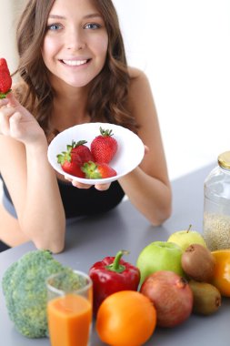 Resepsiyon ile meyve ve meyve suyu ile gözlük mutfakta oturan kız.