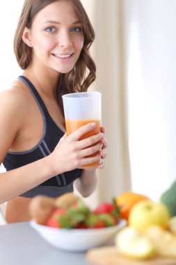 Resepsiyon ile meyve ve meyve suyu ile gözlük mutfakta oturan kız.