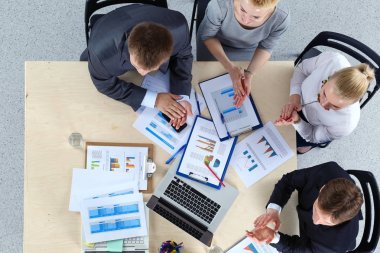 Oturma ve iş toplantısında tartışırken iş adamları. İş adamları .