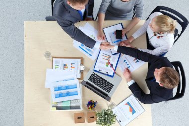 Oturma ve iş toplantısında tartışırken iş adamları. İş adamları .