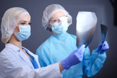 Doktor ve hasta masada otururken bir şey tartışıyorlar. Tıp ve sağlık hizmetleri kavramı. Doktor ve hasta.