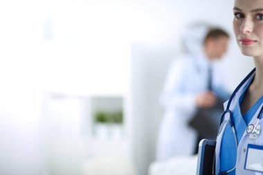 Klasör Hastanesi'nde ayakta doktor kadın. Kadın doktor