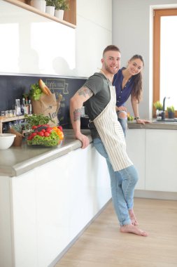 Güzel genç çift evde mutfakta eğleniyor.