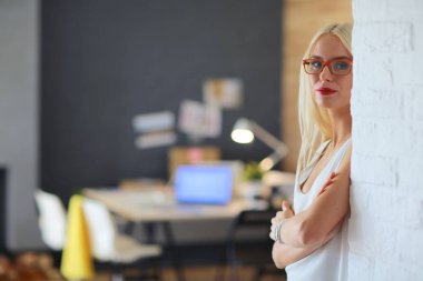 Moda tasarımcıları studio çalışma