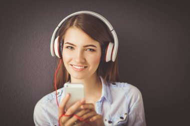 Kadın kulaklık pencere arka planda müzik dinleme