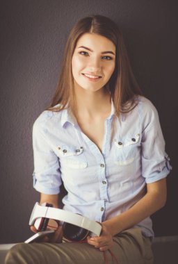 Kadın kulaklık pencere arka planda müzik dinleme