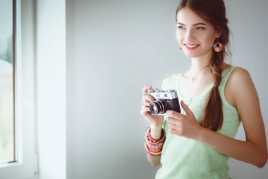 Masanın yanında genç ve güzel bir fotoğrafçının portresi.