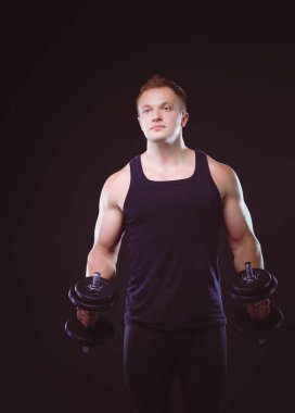 yakışıklı kaslı adam dumbell ile çalışma dışarı