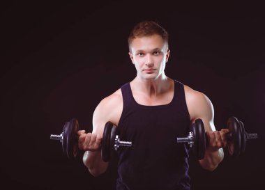 yakışıklı kaslı adam dumbell ile çalışma dışarı