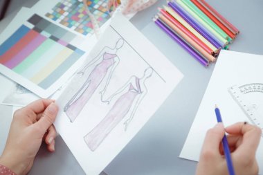 Atölyesinde çalışan genç bir moda tasarımcısının portresi