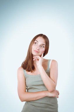 Beyaz bckground üzerinde duran genç güzel kadın