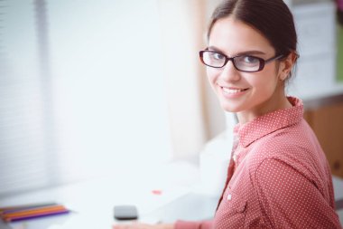 Stüdyoda çalışan genç moda tasarımcısı.