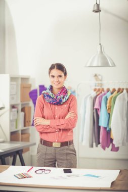 Stüdyoda çalışan genç moda tasarımcısı.