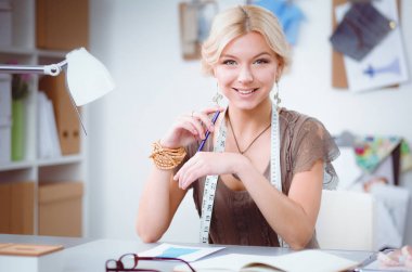 Stüdyoda çalışan genç moda tasarımcısı.