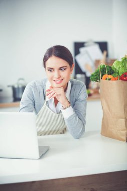 mutfakta ev dizüstü kullanan kadın