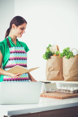 kadın mutfakta gülümseyen sağlıklı gıda ayakta yapma