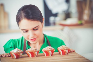 Kadın mutfakta pasta yapıyor.