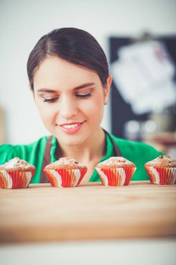Kadın mutfakta pasta yapıyor.