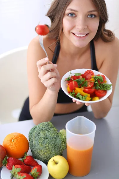 Porträt einer lächelnden jungen Frau mit vegetarischem Gemüsesalat. — Stockfoto
