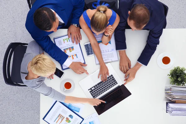 Zakenmensen zitten en discussiëren op zakelijke bijeenkomst — Stockfoto