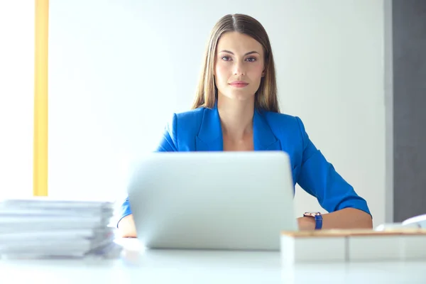 Vrouw met documenten op het bureau — Stockfoto