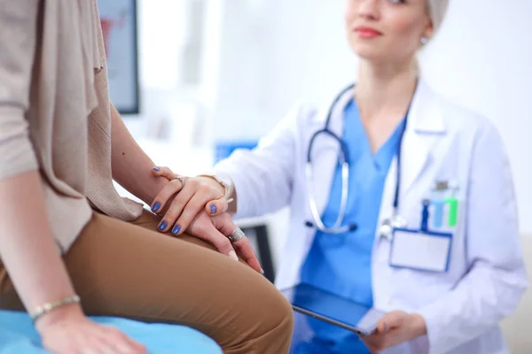 Dokter en patiënt bespreken iets terwijl ze aan tafel zitten. Geneeskunde en gezondheidszorg. Dokter en patiënt — Stockfoto