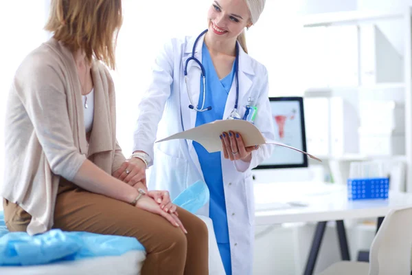 Médico e paciente discutindo algo enquanto se senta na mesa. Conceito de medicina e cuidados de saúde. Médico e paciente — Fotografia de Stock