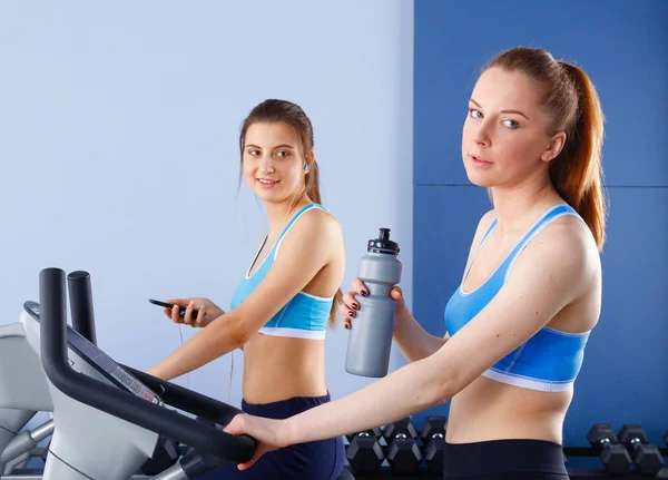 Grupo de personas en el gimnasio haciendo ejercicio en entrenadores cruzados. Gente en el gimnasio — Foto de Stock