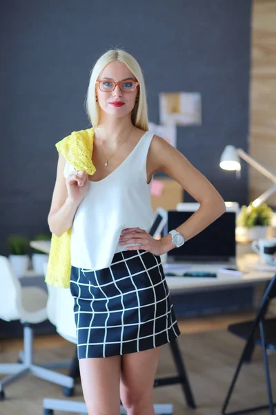 Diseñadores de moda trabajando en estudio — Foto de Stock