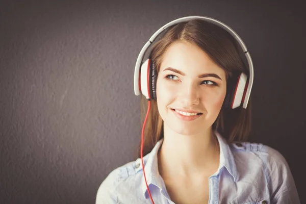 Donna che ascolta musica in cuffie su sfondo davanzale — Foto Stock