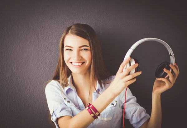 Kadın kulaklık pencere arka planda müzik dinleme — Stok fotoğraf