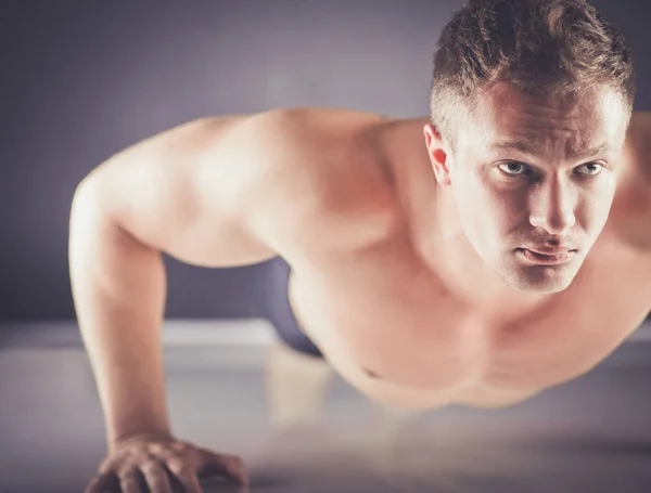 Fitness man doet push ups op verdieping — Stockfoto