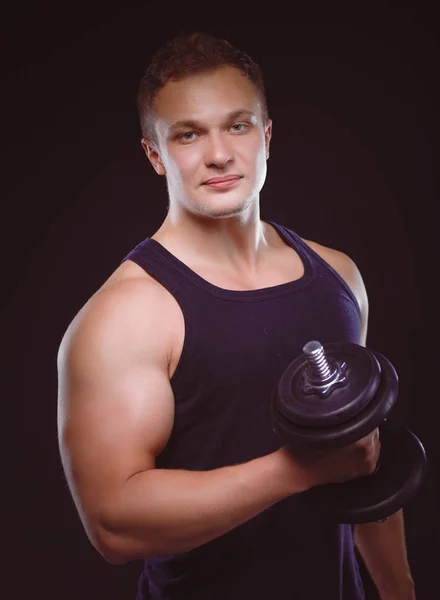 Hombre musculoso guapo haciendo ejercicio con pesas —  Fotos de Stock