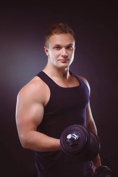 Hombre musculoso guapo haciendo ejercicio con pesas —  Fotos de Stock