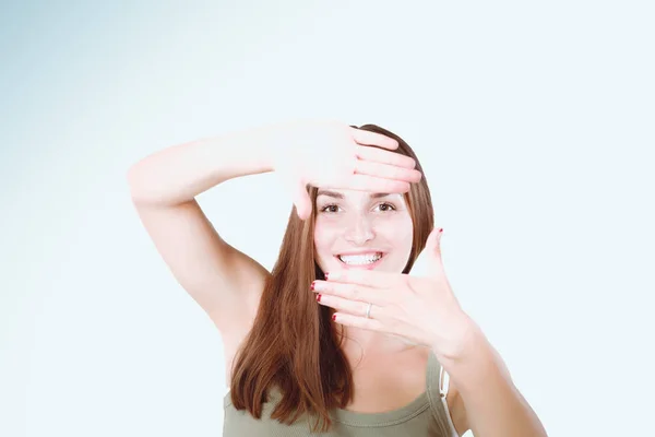 Primo piano di bella donna che fa telaio con le mani — Foto Stock