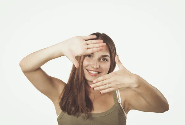 Nahaufnahme einer schönen Frau, die mit ihren Händen einen Rahmen schafft — Stockfoto