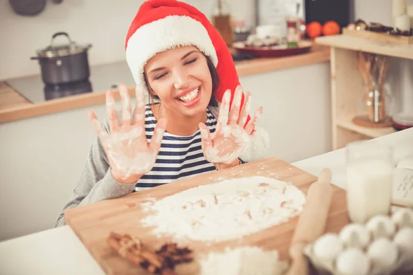 Kvinde gør jul cookies i køkkenet - Stock-foto