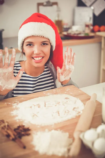 Kadın mutfakta Noel kurabiyesi yapıyor. — Stok fotoğraf