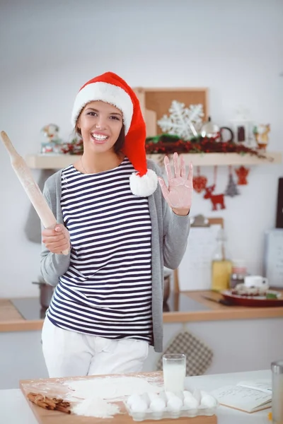 Femme faisant des biscuits de Noël dans la cuisine — Photo