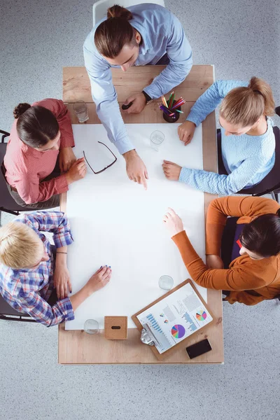 Geschäftsleute sitzen und diskutieren bei Geschäftstreffen, im Büro — Stockfoto