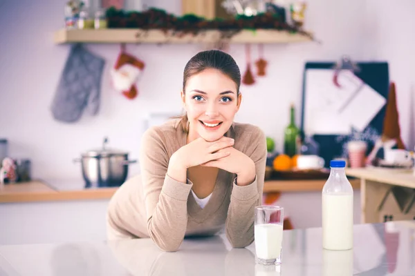 Szczęśliwa młoda kobieta o zdrowe śniadanie w kuchni — Zdjęcie stockowe