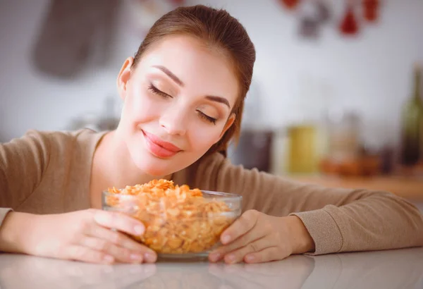 Gelukkig jonge vrouw gezonde ontbijten in de keuken — Stockfoto